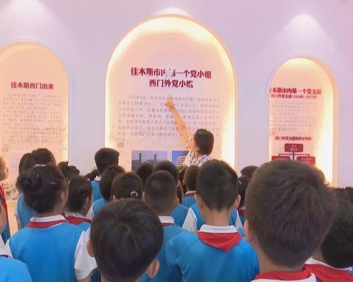 救援爱图画的男孩